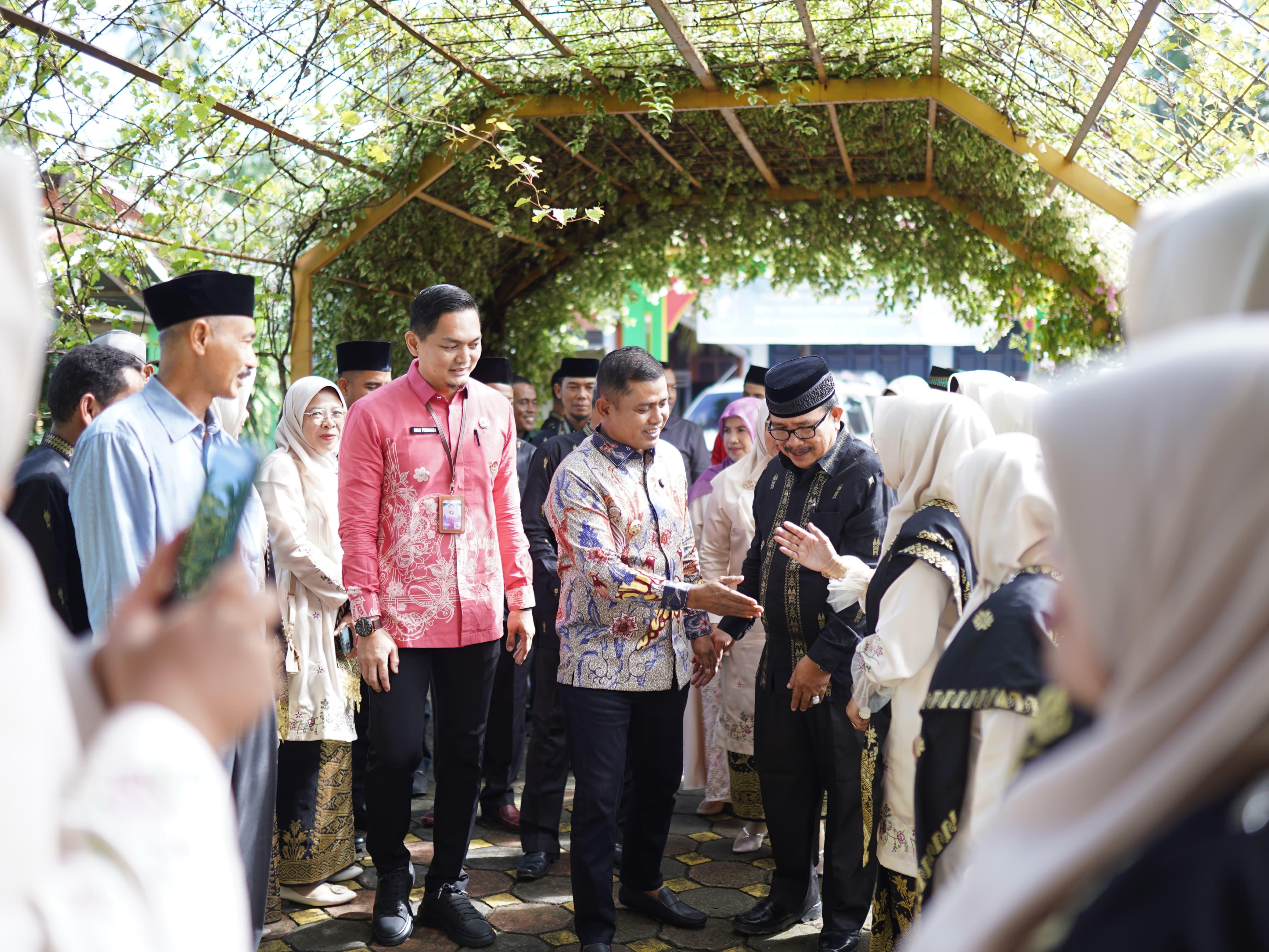 Bupati Solok Jon Firman Pandu disambut hangat Kepala Sekolah dan Guru SMA Negeri 1 Kubung